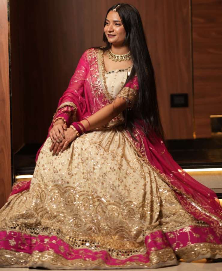 New ivory havy hand work rani boarder lahanga rajwadi